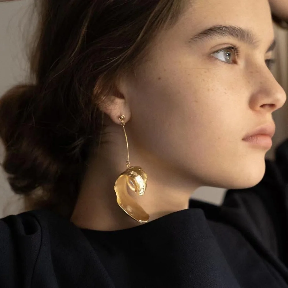 Long Retro Temperament Metal Irregular Leaves Baroque Pearl Earrings Women Girls Party Jewelry
Long Retro Temperament Metal Irregular Leaves Baroque Pearl Earrings Women Girls Party Jewelry