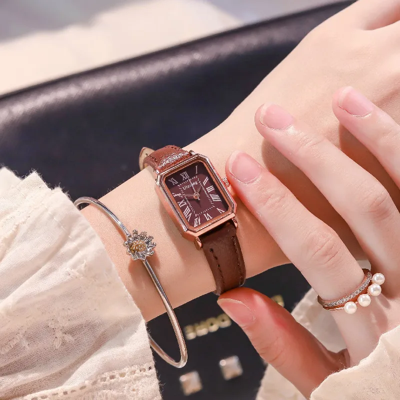 Retro Leather Women Square Watches Designer Simple Roman Numeral Dial Fashion Ladies Quartz Waterproof Wristwatches for Gift
Retro Leather Women Square Watches Designer Simple Roman Numeral Dial Fashion Ladies Quartz Waterproof Wristwatches for Gift
