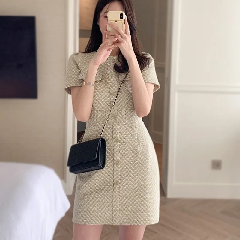 Korea Temperament Women Fashion Tweed Dress 2022 Elegant Ladies Single Breasted Short Sleeve Vintage Party Dresses
Korea Temperament Women Fashion Tweed Dress 2022 Elegant Ladies Single Breasted Short Sleeve Vintage Party Dresses