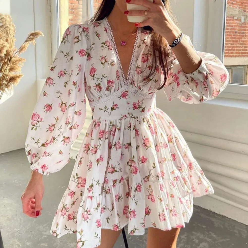 Elegant Women's Dress 2023 Autumn New Style Temperament Sweet Print V-Neck Lantern Sleeve Long Sleeve Lace Short Dress
Elegant Women's Dress 2023 Autumn New Style Temperament Sweet Print V-Neck Lantern Sleeve Long Sleeve Lace Short Dress
