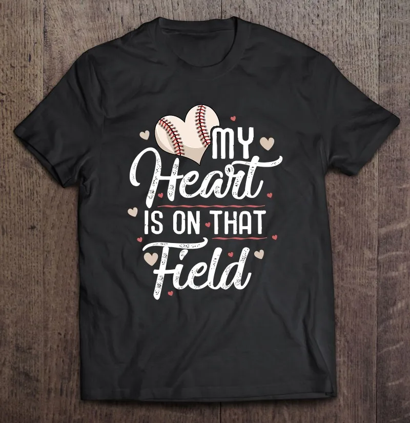 Мужская футболка с V-образным вырезом Wo men, черная футболка для игры в софтбол с надписью «My Heart Is On That Field»
Мужская футболка с V-образным вырезом Wo men, черная футболка для игры в софтбол с надписью «My Heart Is On That Field»