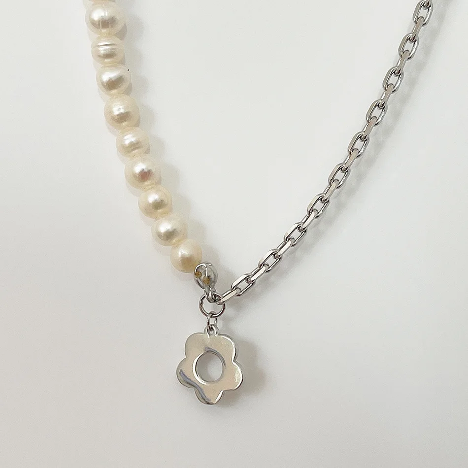 French New Women's Necklace Vintage Simple Temperament Fashion Pearl Metal Flower Pendant Neckchain Collar Chain
French New Women's Necklace Vintage Simple Temperament Fashion Pearl Metal Flower Pendant Neckchain Collar Chain