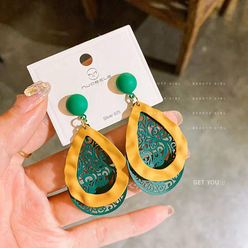 Silver Needle Carved Pattern Twisted Disc Oval Earrings Hong Kong Style Retro Temperament Personalized Fashion New
Silver Needle Carved Pattern Twisted Disc Oval Earrings Hong Kong Style Retro Temperament Personalized Fashion New