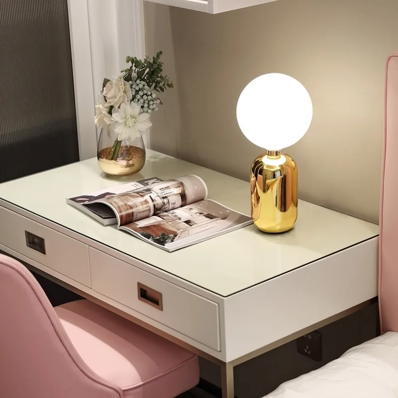 Nordic Design Modern Creative Bedroom Bedside Glass Ball Table Lamp Simple Fashion Study Room Glass Desk Lamp for living room
Nordic Design Modern Creative Bedroom Bedside Glass Ball Table Lamp Simple Fashion Study Room Glass Desk Lamp for living room