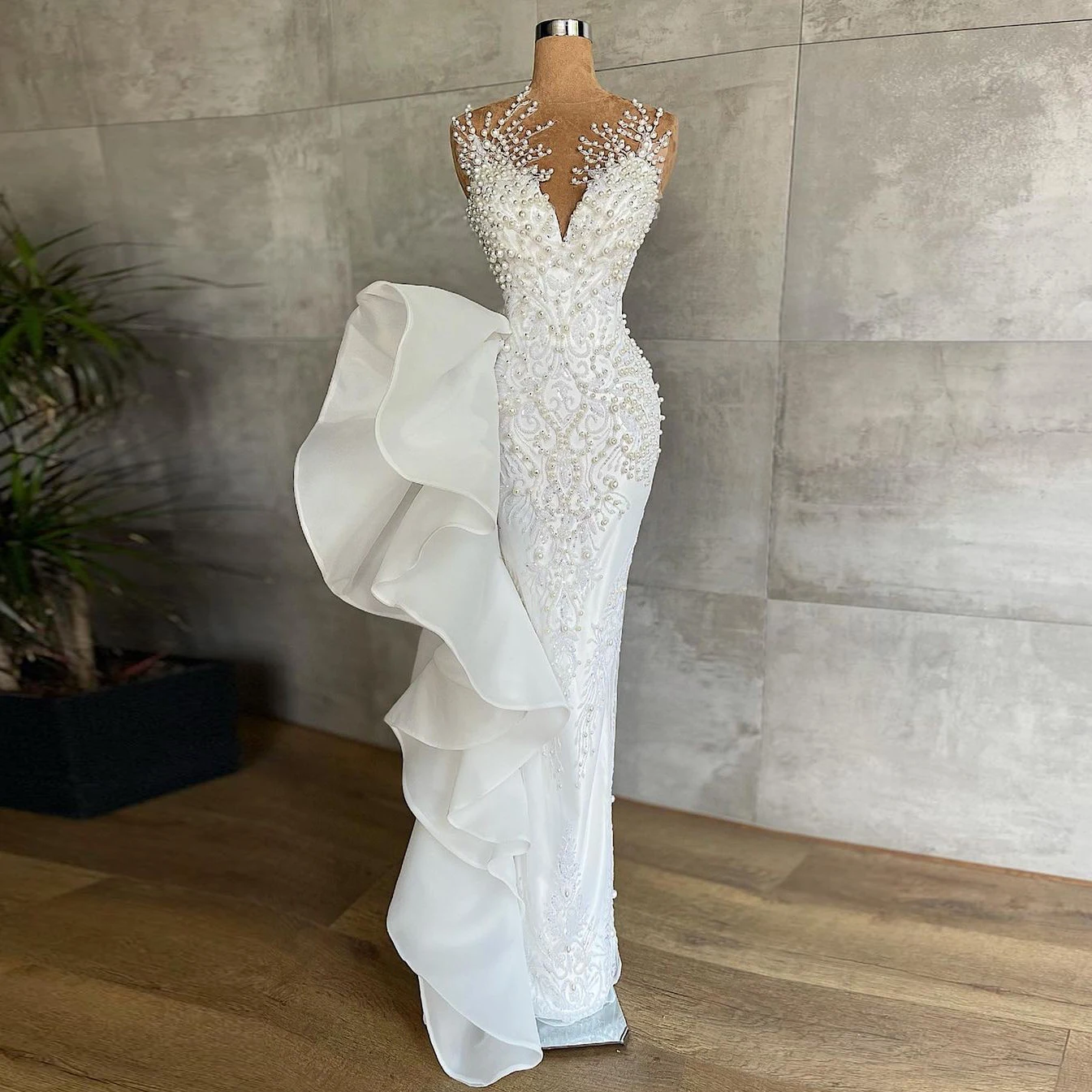 Luxury Pearls Beaded Mermaid Wedding Dresses Ruched Organza Bridal Dress V-neck Long Wedding Gowns Lace Up
Luxury Pearls Beaded Mermaid Wedding Dresses Ruched Organza Bridal Dress V-neck Long Wedding Gowns Lace Up