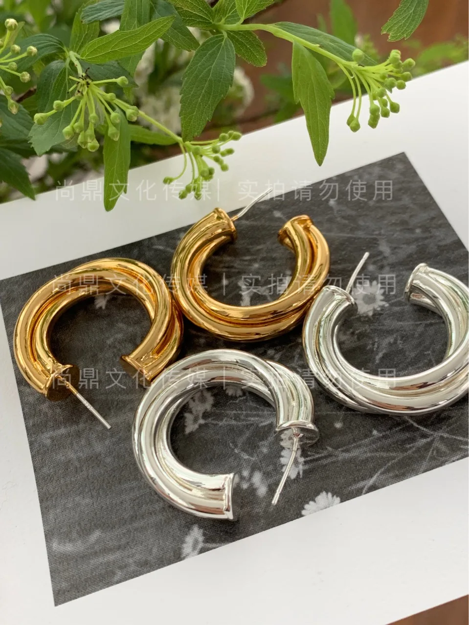 Геометрические серьги LONDANY, полусерьги-кольца неправильной геометрической формы, французские дизайнерские серьги
Геометрические серьги LONDANY, полусерьги-кольца неправильной геометрической формы, французские дизайнерские серьги