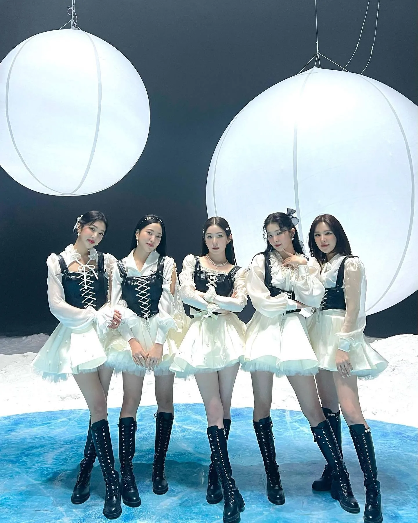 Kpop Redvelvet Women White Lace Shirt Black Vest Tops Festival Rave Kawaii Suits Dancer Outfit Stage Costume Mini Princess Skirt
Kpop Redvelvet Women White Lace Shirt Black Vest Tops Festival Rave Kawaii Suits Dancer Outfit Stage Costume Mini Princess Skirt
