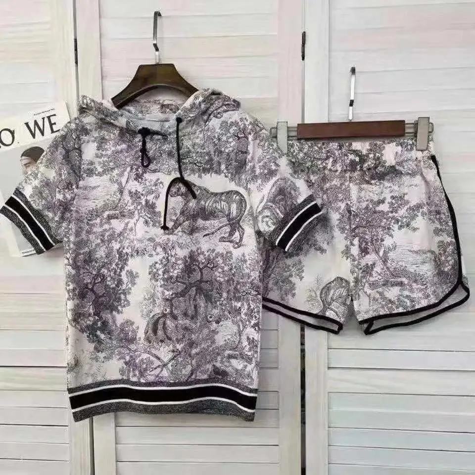2022 Summer New Fashion Brand Hooded Collar Animal Print Short Sleeve Splicing T-shirt + Elastic Waist Shorts Casual Sports Suit
2022 Summer New Fashion Brand Hooded Collar Animal Print Short Sleeve Splicing T-shirt + Elastic Waist Shorts Casual Sports Suit