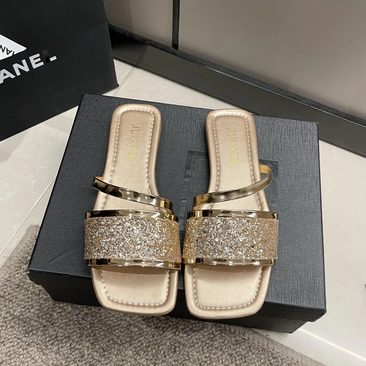 Women's Shoes 2023 New Slippers Summer Fashion Flat with With Diamond Ladies Zapatos De Mujer Slides Indoor Rubber PU
Women's Shoes 2023 New Slippers Summer Fashion Flat with With Diamond Ladies Zapatos De Mujer Slides Indoor Rubber PU