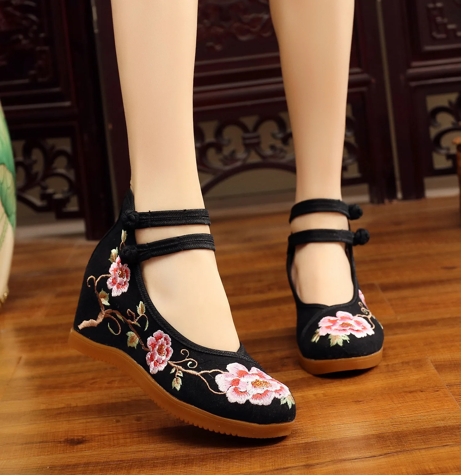 2021 Chinese style jacquard cotton ethnic style buckle inner increase women's shoes bridal high heels
2021 Chinese style jacquard cotton ethnic style buckle inner increase women's shoes bridal high heels