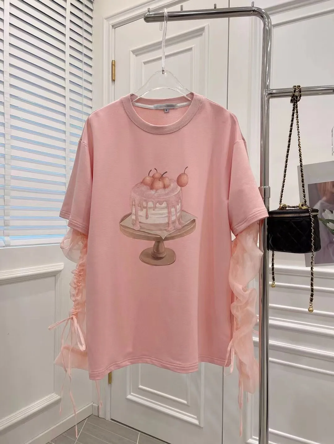 Tide brand 22 early spring new dessert cake pattern pink sweet princess pleated detachable gauze sleeve long-sleeved T-shirt
Tide brand 22 early spring new dessert cake pattern pink sweet princess pleated detachable gauze sleeve long-sleeved T-shirt