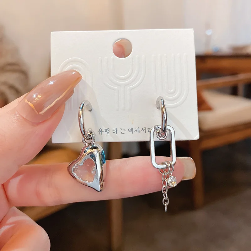Silver Needle Asymmetric Diamond Heart Earrings, Sweet Cool Style, Fashionable Temperament, Network Red Versatile
Silver Needle Asymmetric Diamond Heart Earrings, Sweet Cool Style, Fashionable Temperament, Network Red Versatile