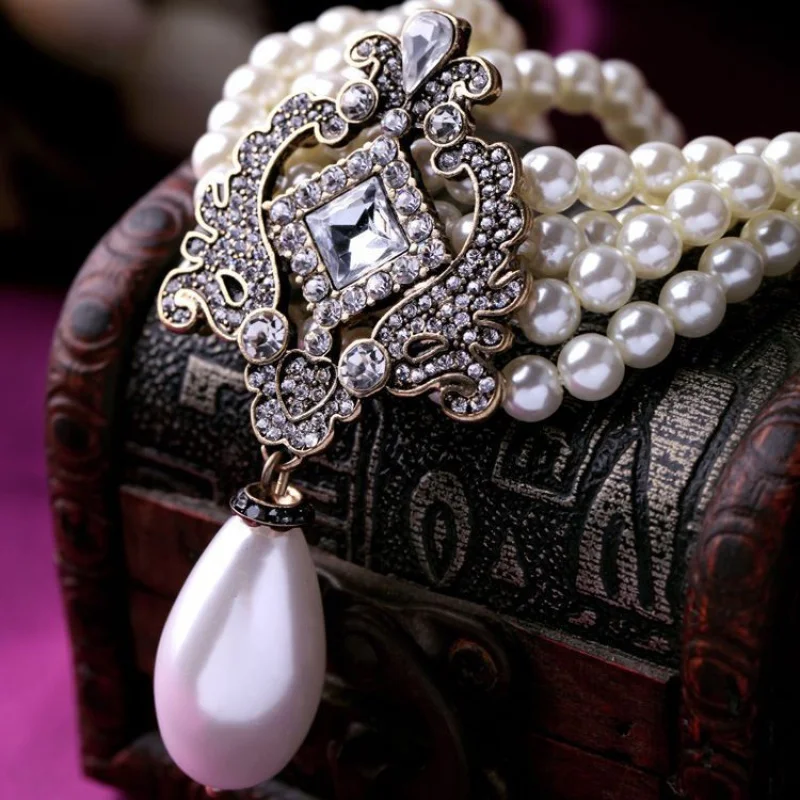 European and American fashion multi-layer pearl inlaid diamond water drop pendant necklace dress collarbone chain jewelry
European and American fashion multi-layer pearl inlaid diamond water drop pendant necklace dress collarbone chain jewelry