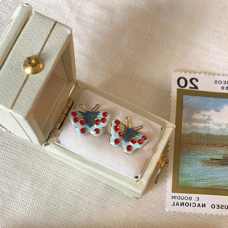 Vintage Drip Glaze Blue Butterfly Stud Earrings Small Delicate Rhinestones Set Clip Earrings Stylish Women Jewelry Accessories
Vintage Drip Glaze Blue Butterfly Stud Earrings Small Delicate Rhinestones Set Clip Earrings Stylish Women Jewelry Accessories