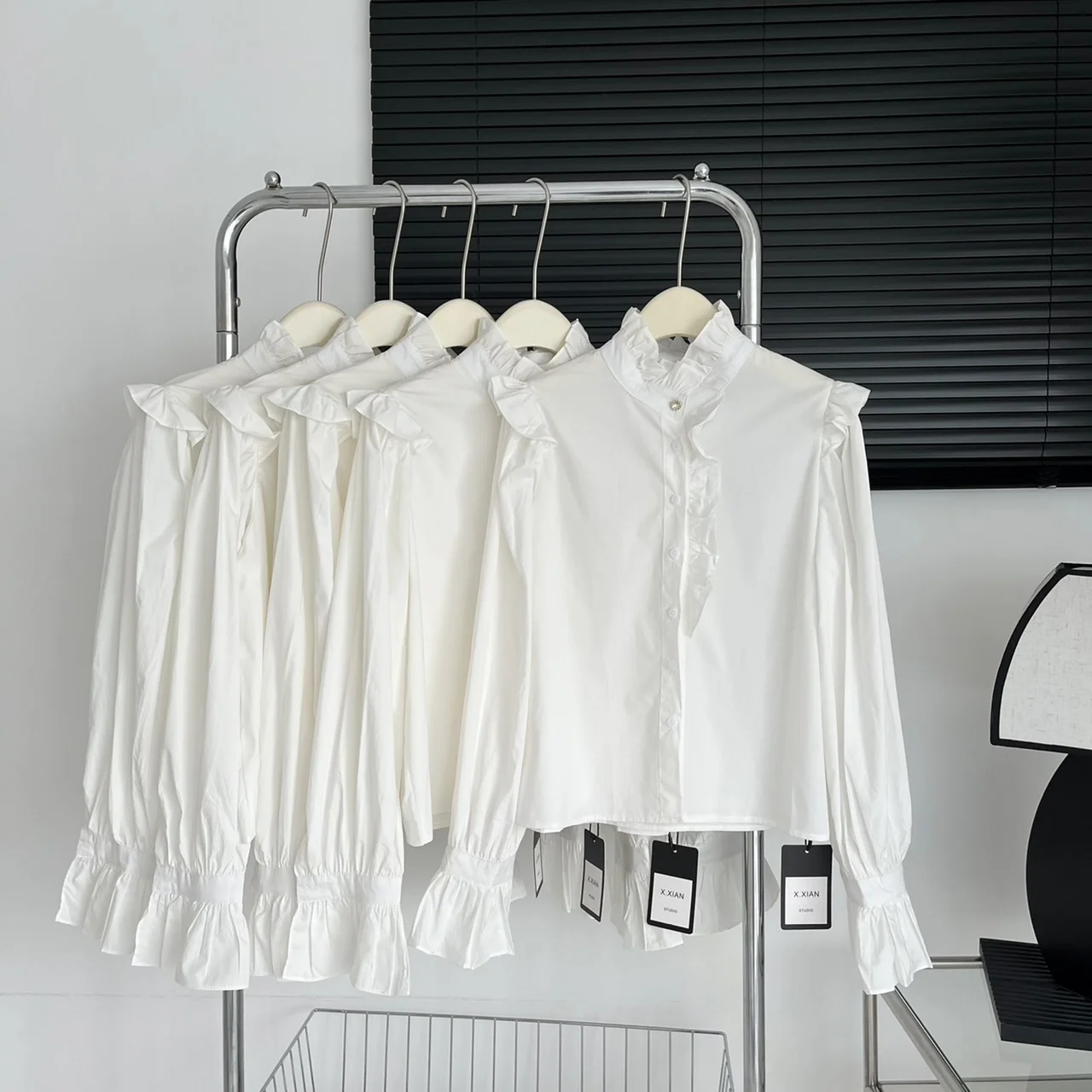 Женская блузка с длинным рукавом, элегантная повседневная белая блузка свободного покроя с оборками в Корейском стиле, весенняя одежда для улицы 
Женская блузка с длинным рукавом, элегантная повседневная белая блузка свободного покроя с оборками в Корейском стиле, весенняя одежда для улицы