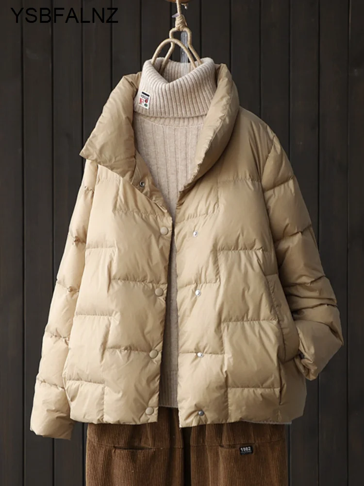 2023 New Women Short White Duck Down Coats Female Loose Ultra Light Windproof Parkas Casual Puffer Jacket Outwear
2023 New Women Short White Duck Down Coats Female Loose Ultra Light Windproof Parkas Casual Puffer Jacket Outwear