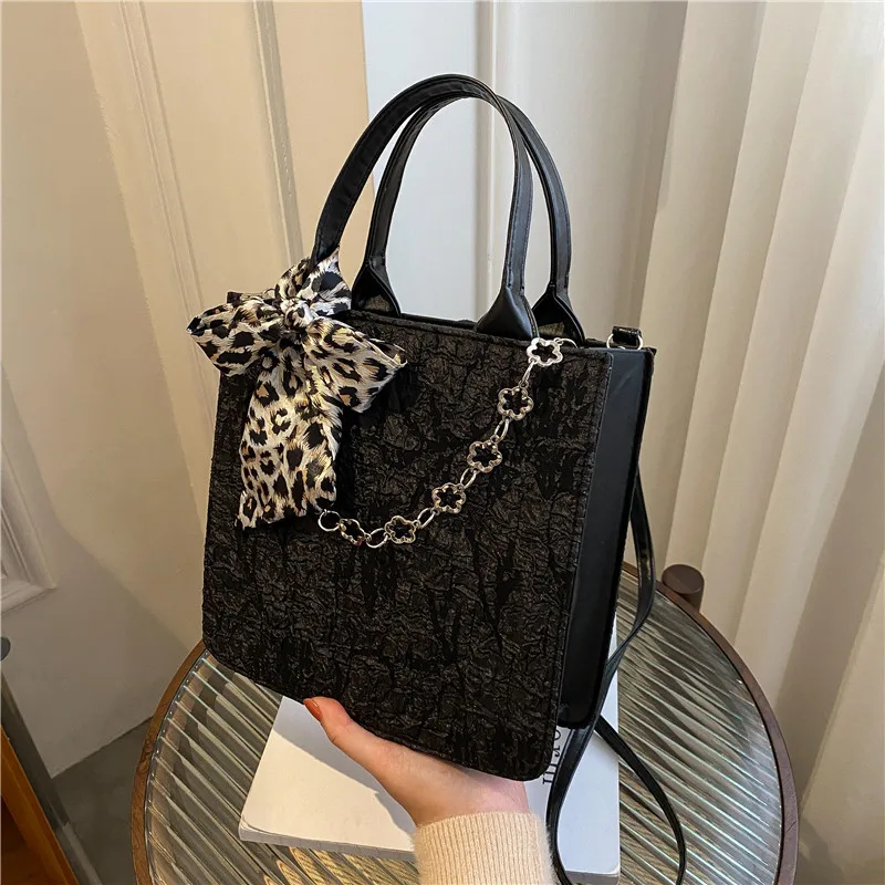 Spring New Shoulder Bag women 2022 Pleated Fabric Designer Handbag Fashion Vintage Chain Leisure Hand Bag Luxury Messenger Bag
Spring New Shoulder Bag women 2022 Pleated Fabric Designer Handbag Fashion Vintage Chain Leisure Hand Bag Luxury Messenger Bag