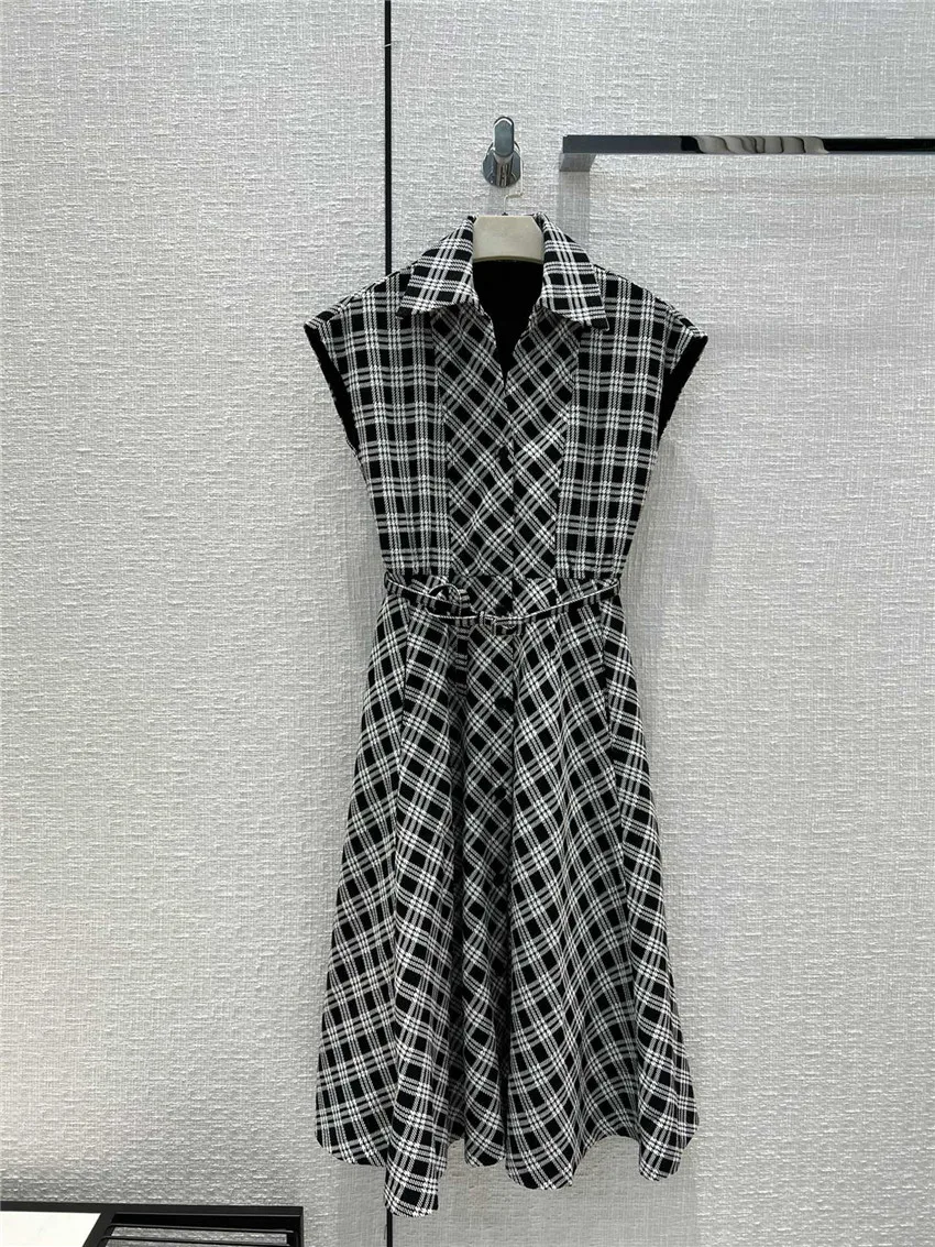 Fashion Designer Dress for Women Turn Down Collar Black White Plaid Pleated Dress with Belt
Fashion Designer Dress for Women Turn Down Collar Black White Plaid Pleated Dress with Belt