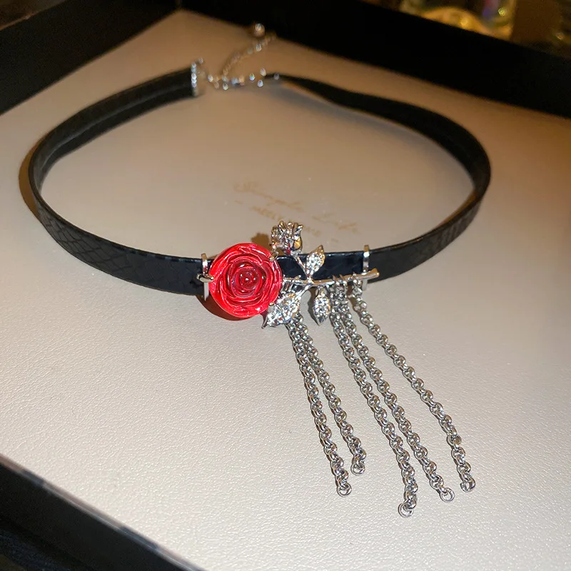 Dark Style Leather Rose Flower Tassel Choker Necklace European and American Clavicle Chain Necklace Women
Dark Style Leather Rose Flower Tassel Choker Necklace European and American Clavicle Chain Necklace Women