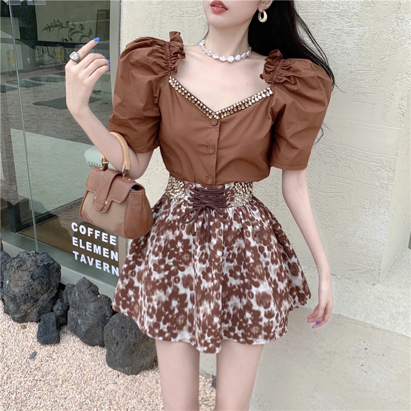 Высококлассный тяжёлый инкрустированный бриллиантами костюм из двух предметов Женская мода французский топ с квадратным вырезом + юбка с завышенной талией комплект из 2 предметов 
Высококлассный тяжёлый инкрустированный бриллиантами костюм из двух предметов Женская мода французский топ с квадратным вырезом + юбка с завышенной талией комплект из 2 предметов