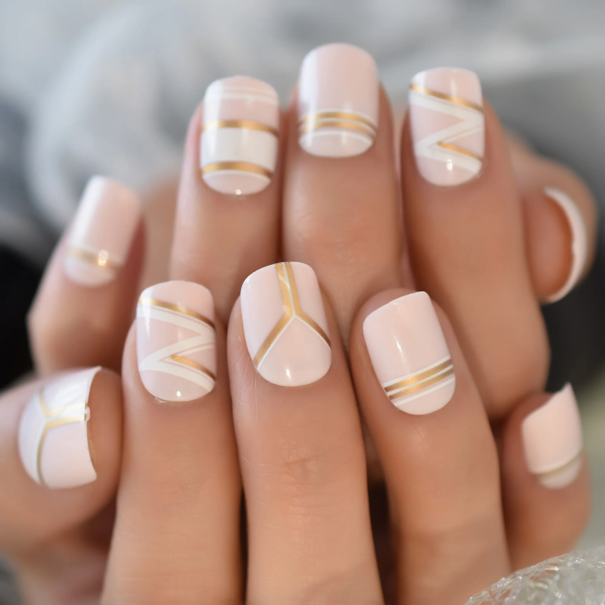 Fake Nails Set Arc Tip YZV Gold Line Designs Artificial Press On Nails Short Pink Lovely Cute Fingernails Manicure Daily Wear
Fake Nails Set Arc Tip YZV Gold Line Designs Artificial Press On Nails Short Pink Lovely Cute Fingernails Manicure Daily Wear