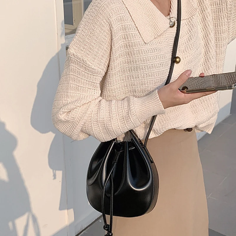 Fashion Drawstring Bucket Messenger Bag Lady High Quality Pu Leather Shoulder Bag Woman Casual Simple Designer Bag Ladies 2022
Fashion Drawstring Bucket Messenger Bag Lady High Quality Pu Leather Shoulder Bag Woman Casual Simple Designer Bag Ladies 2022
