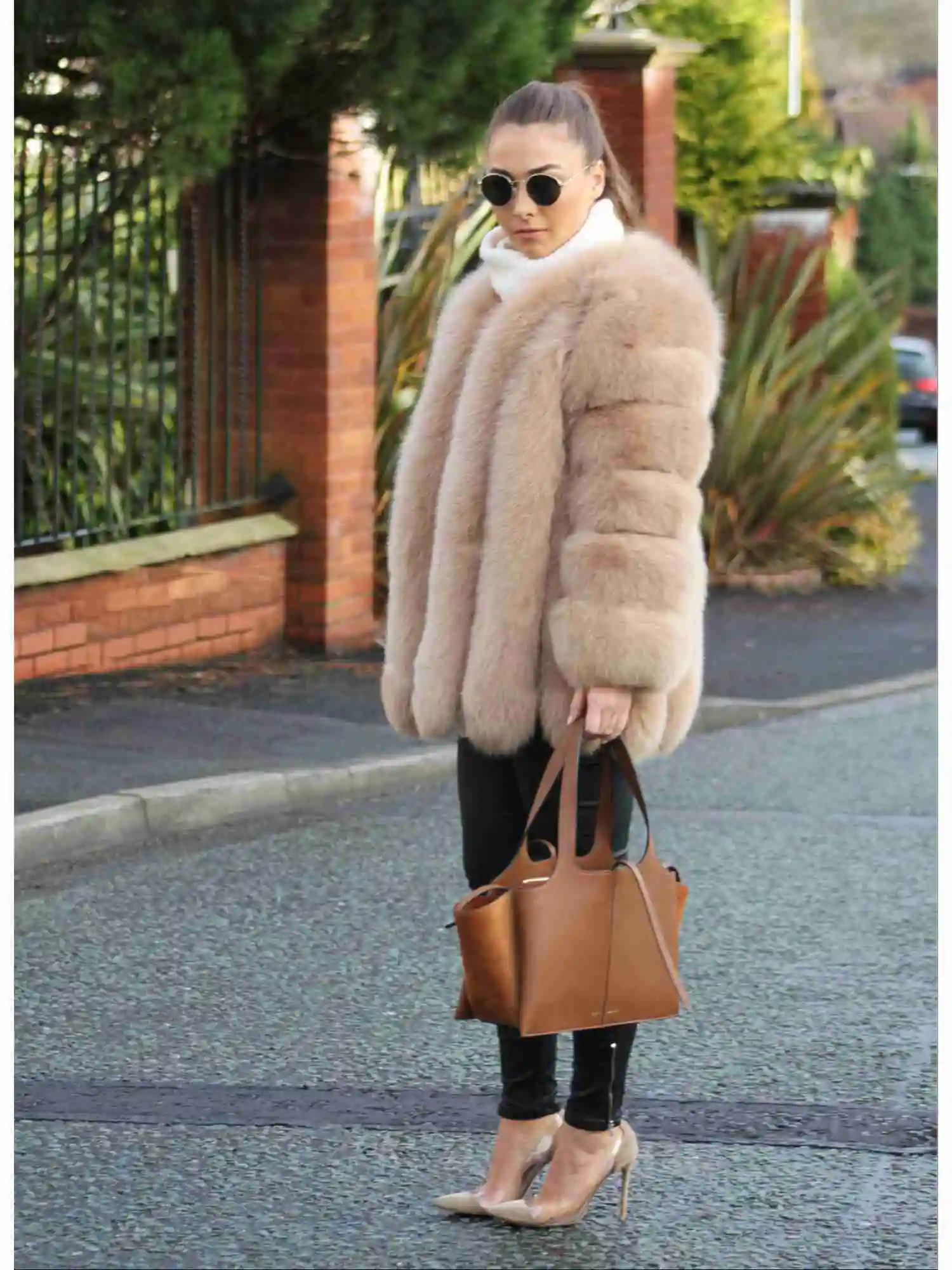 Large size ladies winter fox fur jacket long sleeve winter jacket ladies real fox fur coat leather jacket
Large size ladies winter fox fur jacket long sleeve winter jacket ladies real fox fur coat leather jacket