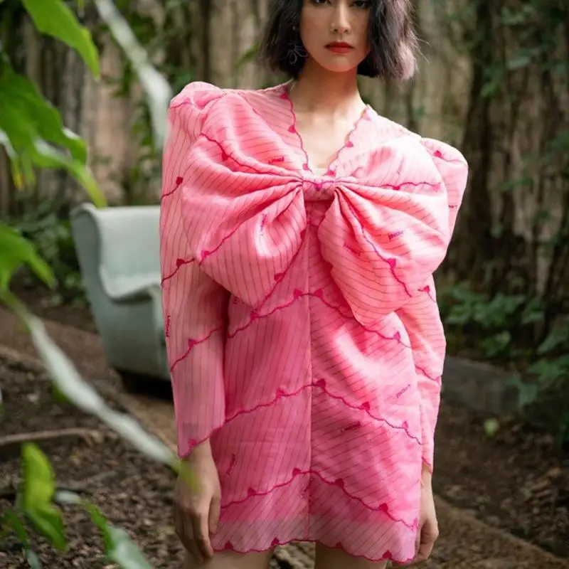 Runway Thai Designer 2022 Summer Pink Retro Modern Puff Sleeve Short Dress Female Niche Chic Big Bow V-Neck Party Dresses
Runway Thai Designer 2022 Summer Pink Retro Modern Puff Sleeve Short Dress Female Niche Chic Big Bow V-Neck Party Dresses
