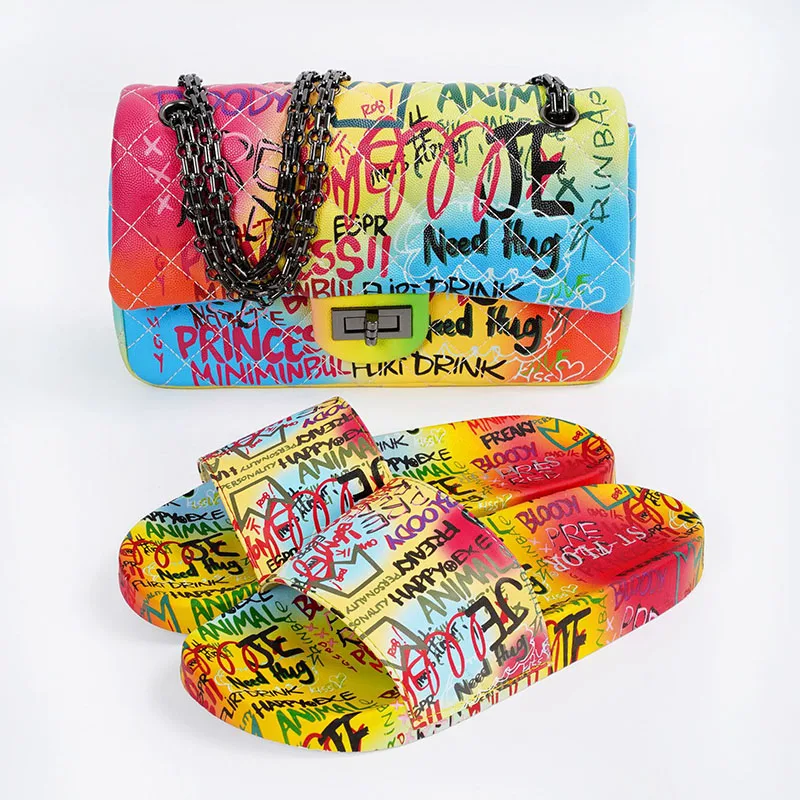 2022 European American Fashion Trend Graffiti Messenger Handbag Shoes Bag Suit Women Slippers Outer Wear Flat Sandals Slides
2022 European American Fashion Trend Graffiti Messenger Handbag Shoes Bag Suit Women Slippers Outer Wear Flat Sandals Slides