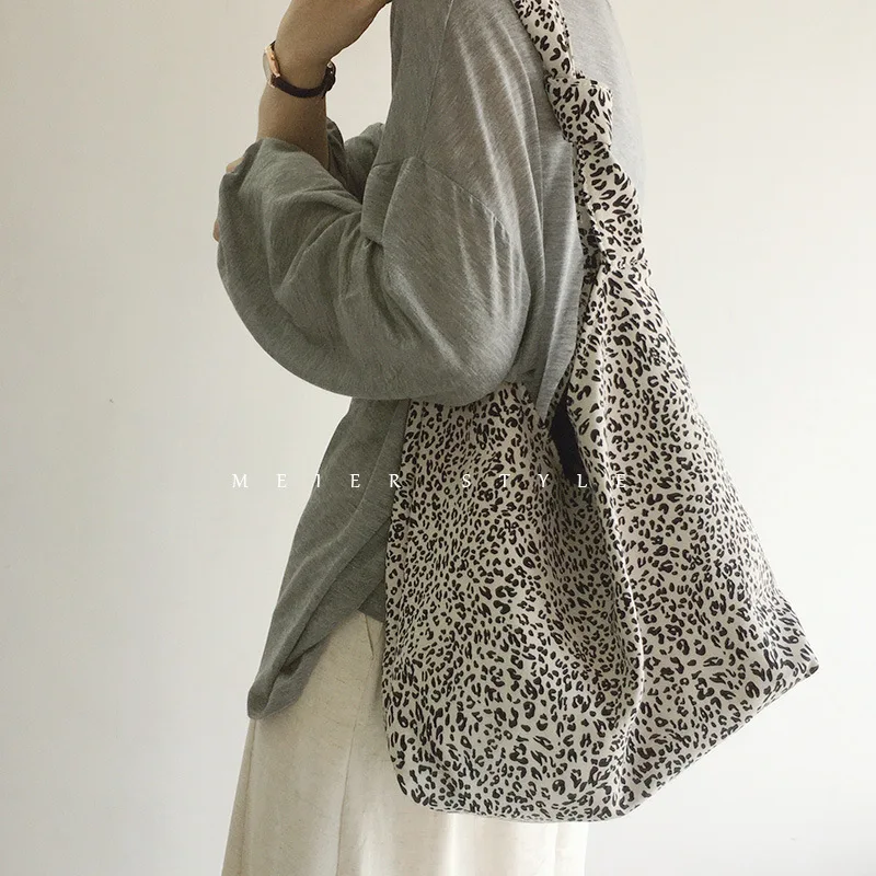 2023 Fashion women Leopard Pattern Shoulder Bag Tote Bag Printed Fabric Bag Lazy Style Large Capacity Outdoor leisure travel bag
2023 Fashion women Leopard Pattern Shoulder Bag Tote Bag Printed Fabric Bag Lazy Style Large Capacity Outdoor leisure travel bag