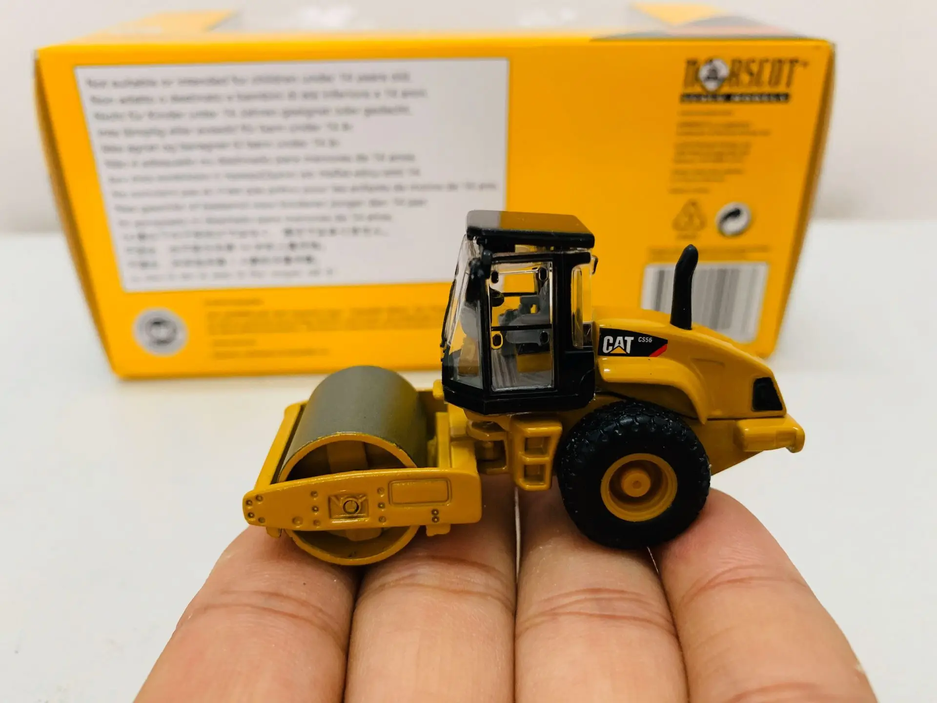 Norscot Cat CS56 Smooth Drum Vibratory Soil Compactor 1/87 Scale Die-Cast Model 55246
Norscot Cat CS56 Smooth Drum Vibratory Soil Compactor 1/87 Scale Die-Cast Model 55246