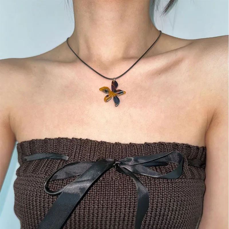 Retro Trendy Ladies Necklaces Geometric Amber Maple Leaf Pendant Fashion Statement Jewelry Necklaces For Women Clavicle Chain
Retro Trendy Ladies Necklaces Geometric Amber Maple Leaf Pendant Fashion Statement Jewelry Necklaces For Women Clavicle Chain
