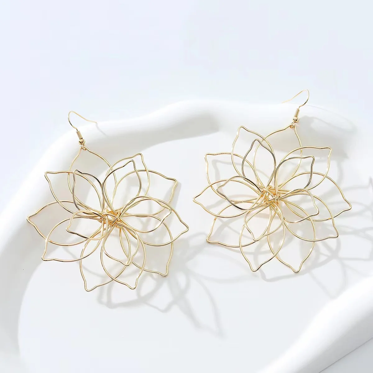 Vintage Fashion Handwoven Flower Earrings for Women Delicate Wedding Party 2022 Sweet Hollow Metal Brincos Jewelry Gifts
Vintage Fashion Handwoven Flower Earrings for Women Delicate Wedding Party 2022 Sweet Hollow Metal Brincos Jewelry Gifts