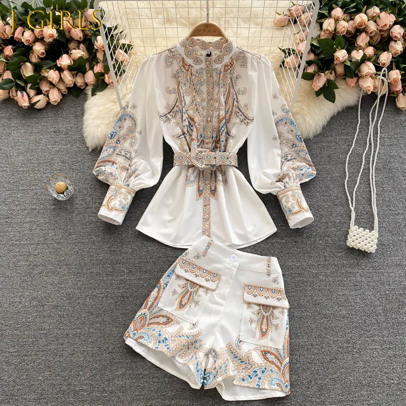 J GIRLS Court Women's New Fashion Stand Neck Printed Shirt Tops + Wide Leg High Waist Shorts Two-piece Sets
J GIRLS Court Women's New Fashion Stand Neck Printed Shirt Tops + Wide Leg High Waist Shorts Two-piece Sets