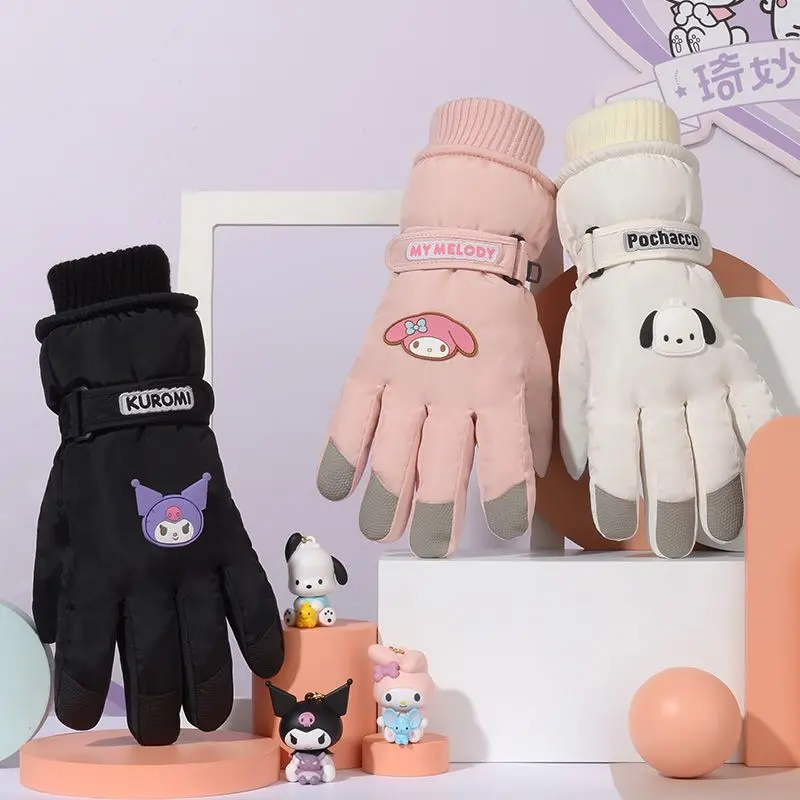 Милые Мультяшные зимние перчатки Sanrio Kuromi для женщин, плюшевые плотные изоляционные водонепроницаемые перчатки для катания на лыжах и сенсорных экранах
Милые Мультяшные зимние перчатки Sanrio Kuromi для женщин, плюшевые плотные изоляционные водонепроницаемые перчатки для катания на лыжах и сенсорных экранах