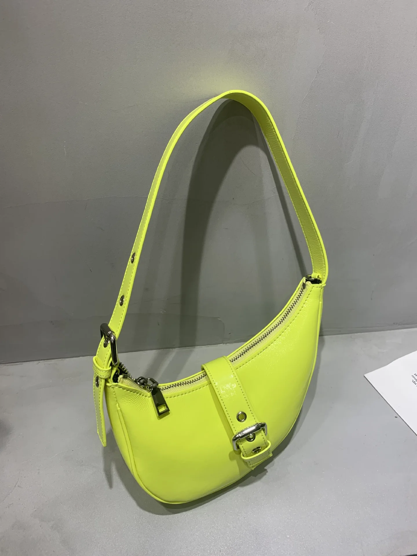2022 Fashion Half Moon Bag Irregular Shape Design Portable Single Shoulder Underarm Bag
2022 Fashion Half Moon Bag Irregular Shape Design Portable Single Shoulder Underarm Bag