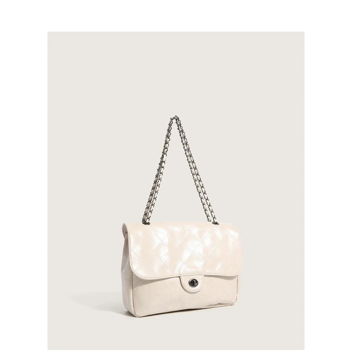 Purse bag women's new chain handbag fashion PU leather soft leather bright face single shoulder bag trend easy to match
Purse bag women's new chain handbag fashion PU leather soft leather bright face single shoulder bag trend easy to match