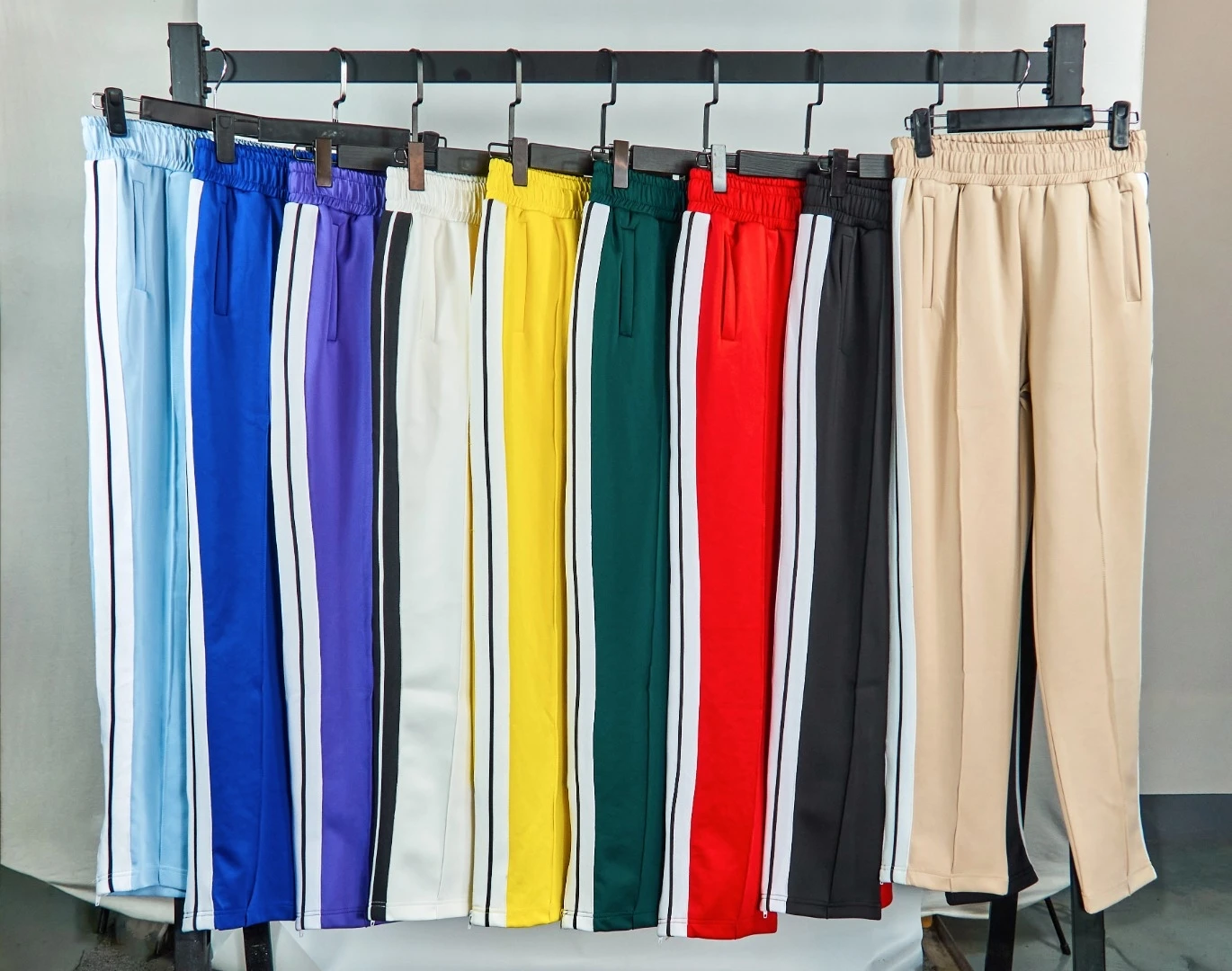 New Pattern Angels 22SS LettersLogo Striped Side Zipper Retro Campus Men/Women Sports Casual Pants MenTrend Side Striped Trouse
New Pattern Angels 22SS LettersLogo Striped Side Zipper Retro Campus Men/Women Sports Casual Pants MenTrend Side Striped Trouse