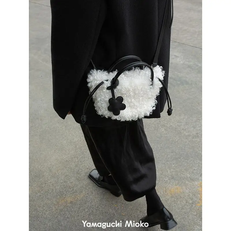 Women Winter Bags 2023 New Fashionable Lamb Wool Carry-on Plush Bag Niche Design Sense Crossbody Bag Mini Cute Fur Bag
Women Winter Bags 2023 New Fashionable Lamb Wool Carry-on Plush Bag Niche Design Sense Crossbody Bag Mini Cute Fur Bag