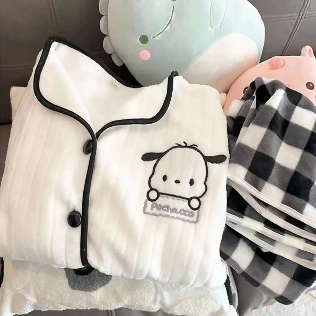 Kawaii Sanrioed Pachacco осень и зима новая утолщенная бархатная пижама с длинным рукавом коралловый бархат милый мультяшный домашний комплект одежды
Kawaii Sanrioed Pachacco осень и зима новая утолщенная бархатная пижама с длинным рукавом коралловый бархат милый мультяшный домашний комплект одежды
