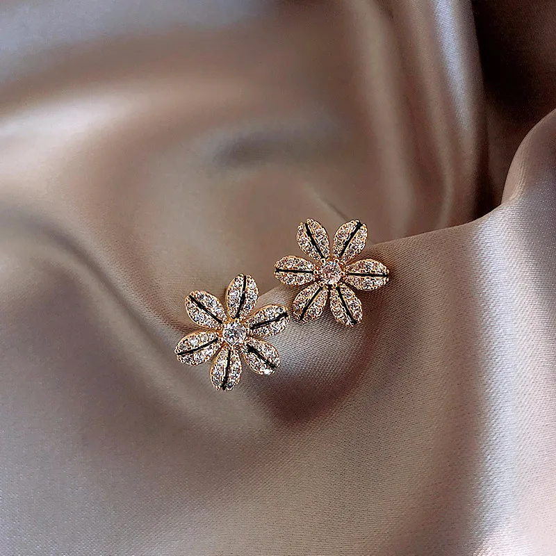 Elegant Lily Flower Earrings For Women Korean Temperament Zircon Small Stud Earrings Fashion Wedding Jewelry Dating Gift
Elegant Lily Flower Earrings For Women Korean Temperament Zircon Small Stud Earrings Fashion Wedding Jewelry Dating Gift