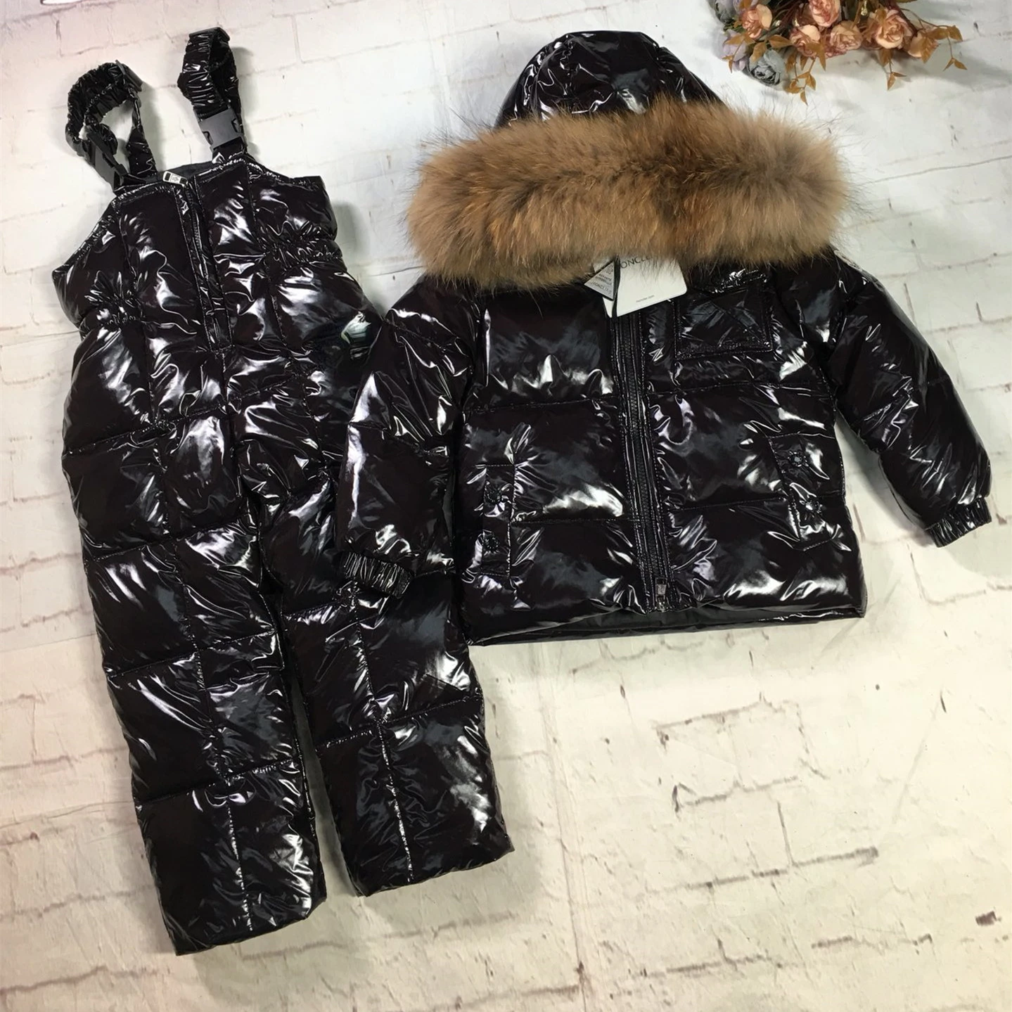 2023 White Goose Down Coats Real Fur Hood Baby Baby Clothes Set Shiny Black Jacket and Overall Pants 2pcs
2023 White Goose Down Coats Real Fur Hood Baby Baby Clothes Set Shiny Black Jacket and Overall Pants 2pcs