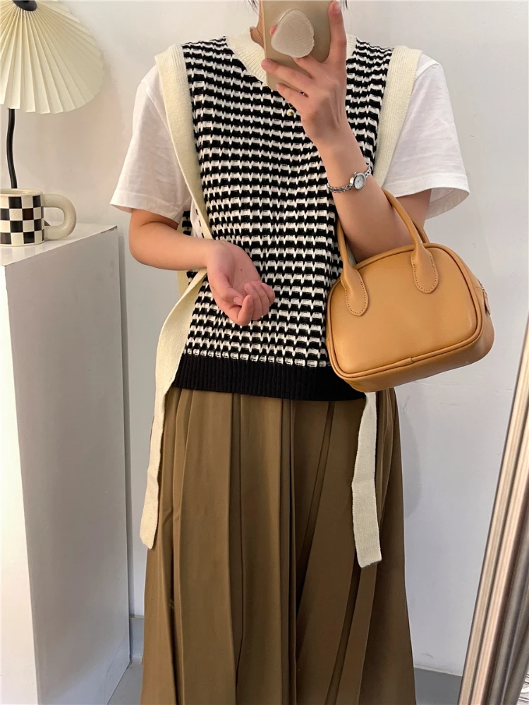 2022 Autumn New Strapped Striped Vest Niche Design Casual Fashion Knit Shawl O-neck Vintage Sweater for Women Basic Girl Tops
2022 Autumn New Strapped Striped Vest Niche Design Casual Fashion Knit Shawl O-neck Vintage Sweater for Women Basic Girl Tops
