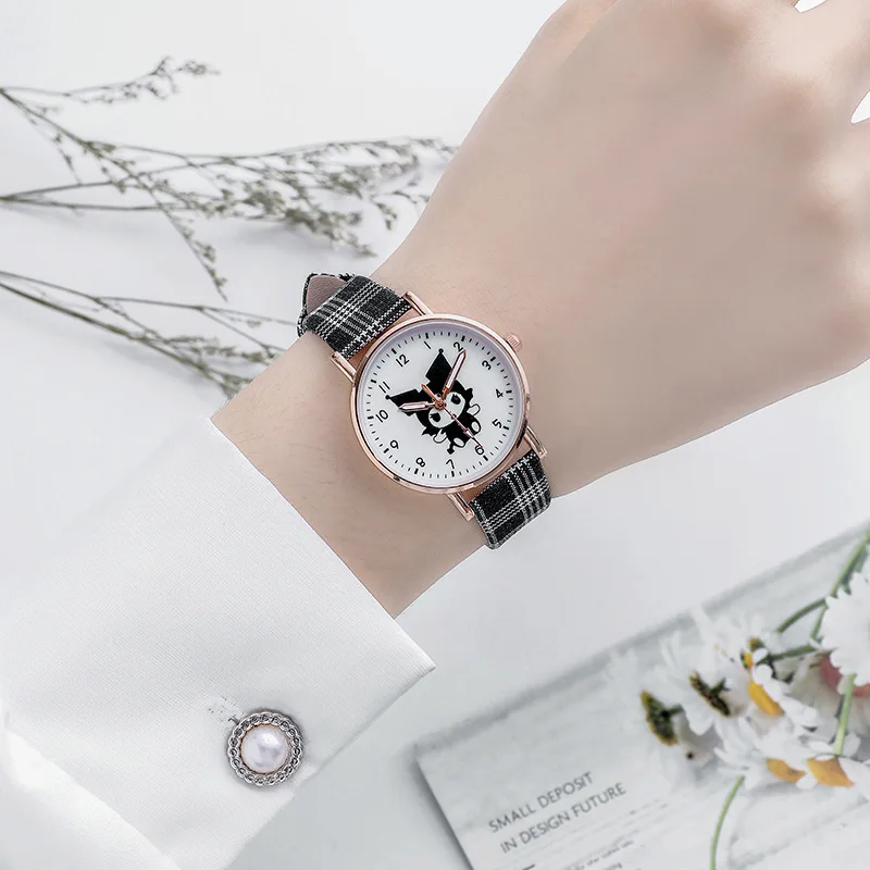 Часы Sanrio Mymelody Kuromi Cinnamoroll Ins в стиле колледжа, женские студенческие повседневные модные часы с ремешком из ПУ кожи
Часы Sanrio Mymelody Kuromi Cinnamoroll Ins в стиле колледжа, женские студенческие повседневные модные часы с ремешком из ПУ кожи