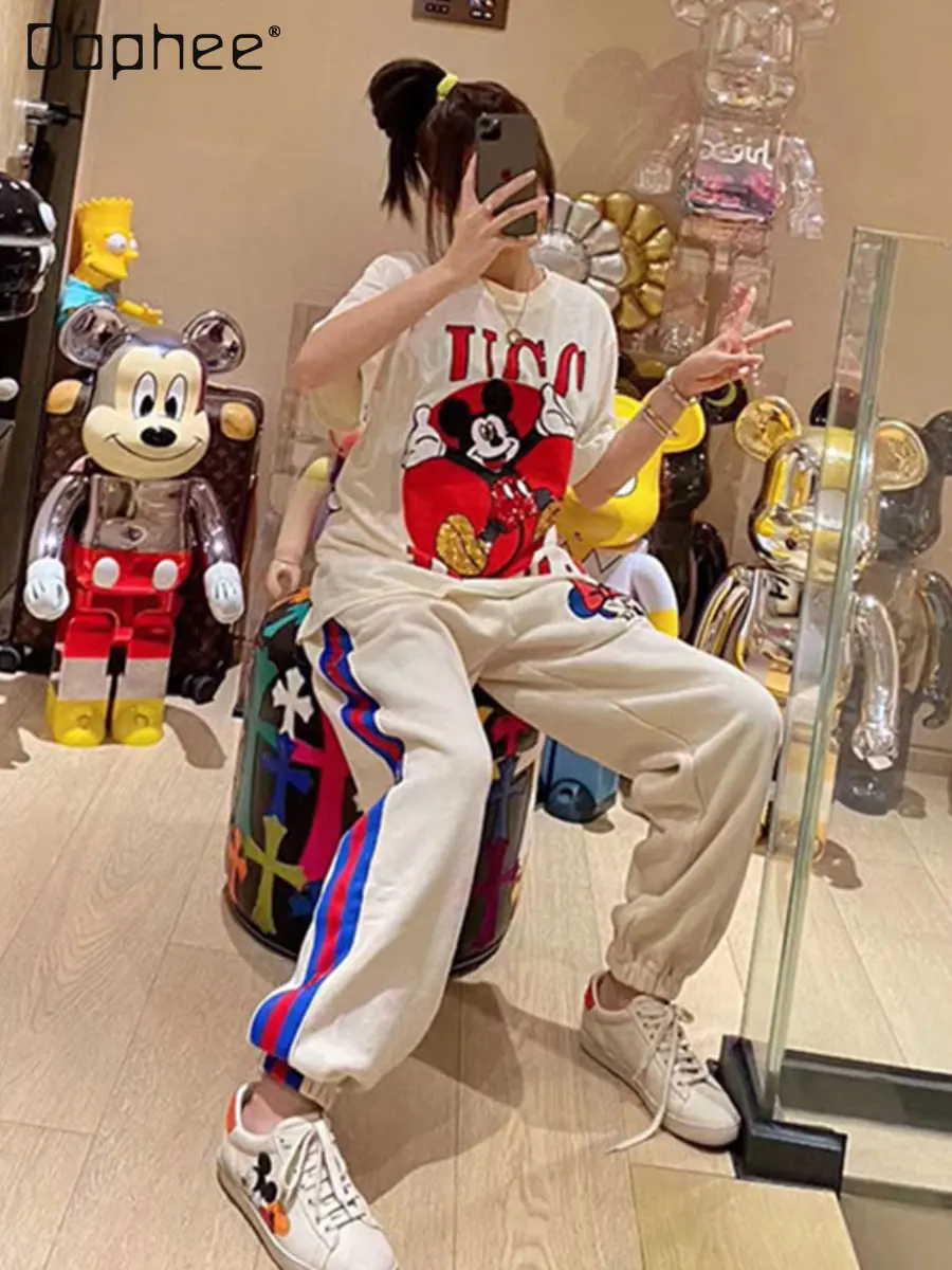 Модный брендовый спортивный модный костюм для женщин, Новинка весна-лето 2022, топ с коротким рукавом и круглым вырезом и повседневные брюки из двух частей 
Модный брендовый спортивный модный костюм для женщин, Новинка весна-лето 2022, топ с коротким рукавом и круглым вырезом и повседневные брюки из двух частей