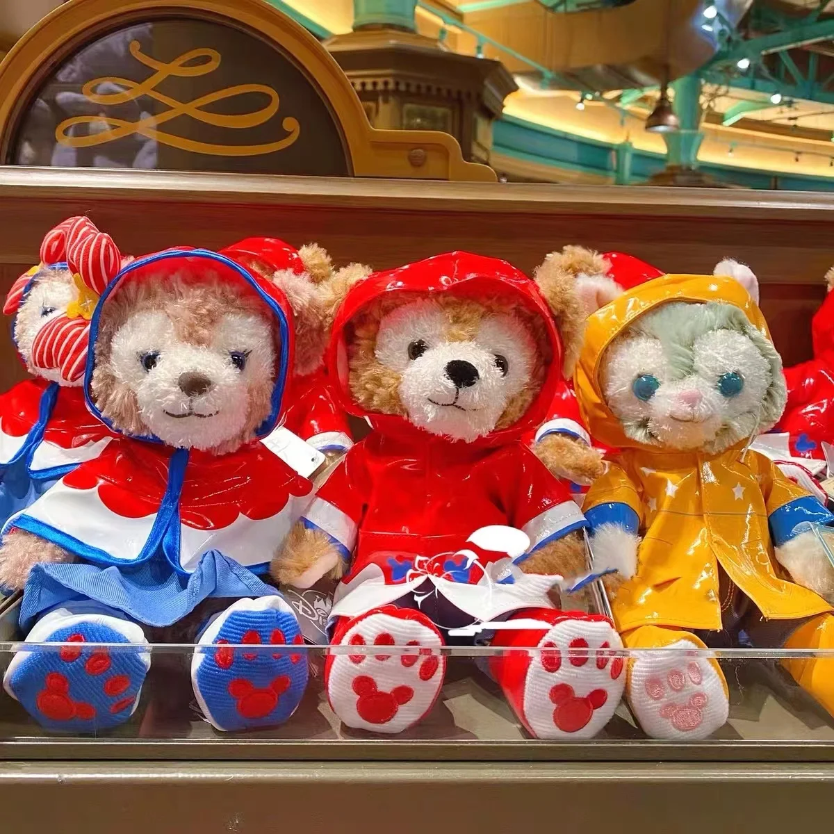 Shanghai Disneyland Duffy Bear Sydney Mei Geradoni Tony Cat cartoon raincoat is a plush doll.
Shanghai Disneyland Duffy Bear Sydney Mei Geradoni Tony Cat cartoon raincoat is a plush doll.