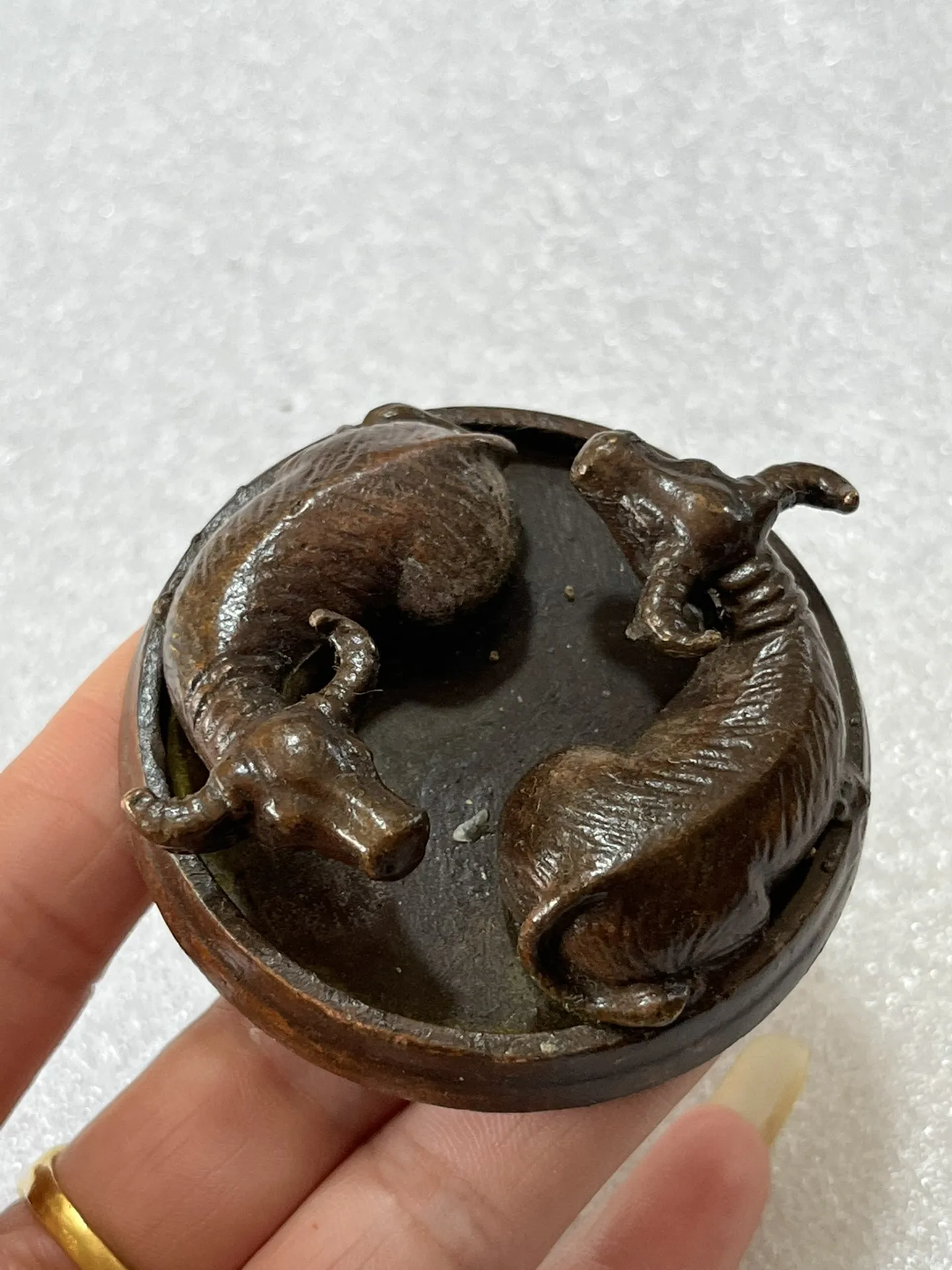 CHINA antique Ornaments brass bronze fengshui Little 2 cows the Eight Diagrams Statue Metal crafts family decor
CHINA antique Ornaments brass bronze fengshui Little 2 cows the Eight Diagrams Statue Metal crafts family decor