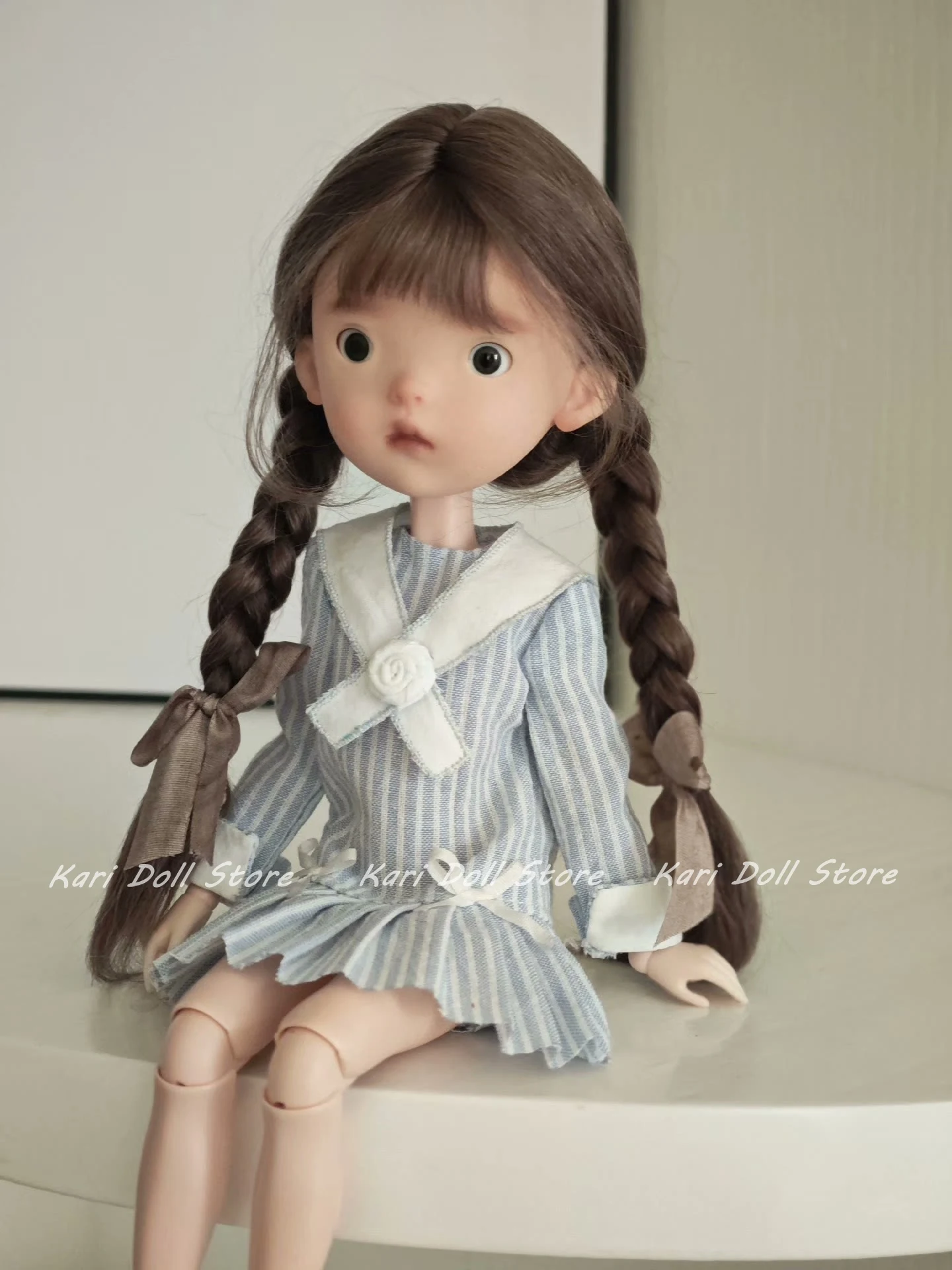Kari Doll Одежда и юбки 2025 Плиссированное платье в полоску с темно-синим воротником