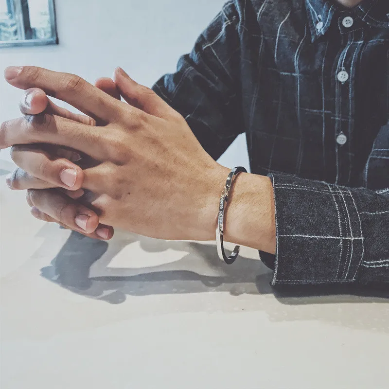 1pcs Retro Titanium Steel Men's Open Bracelet Personality Fashion Men's Bracelet Fashion Simple Antique Style First Jewelry
1pcs Retro Titanium Steel Men's Open Bracelet Personality Fashion Men's Bracelet Fashion Simple Antique Style First Jewelry