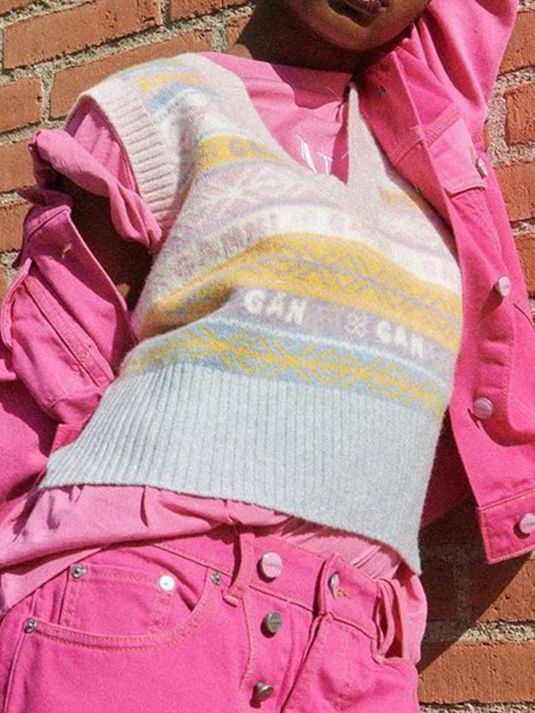 Letter Jacquard Stitching color Lady Tops cashmere sweater knitwear 2022 Winter V Neck Sweater Vest Classic Retro soft women
Letter Jacquard Stitching color Lady Tops cashmere sweater knitwear 2022 Winter V Neck Sweater Vest Classic Retro soft women